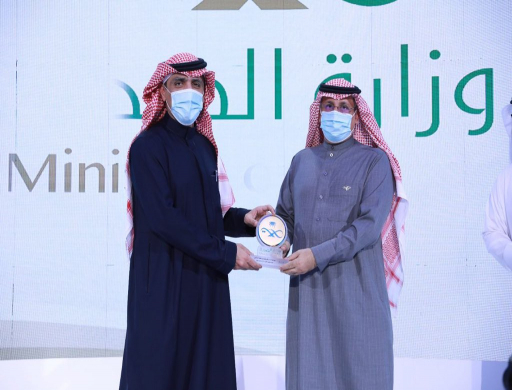 His Excellency the Vice Rector for Graduate Studies and Scientific Research in charge receives the award of the Ministry of Health